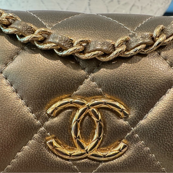 Rare CHANEL Mini Quilted Flap Bag - Picture 3 of 14